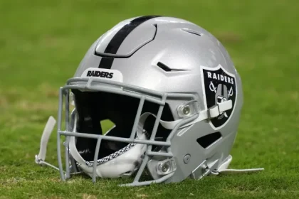 Raiders non disegnato Agent Free Agent Tracker 2025 ogni firma.webp