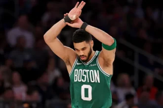Jayson Tatum Boston Trova un colpo di tiro a 3.webp