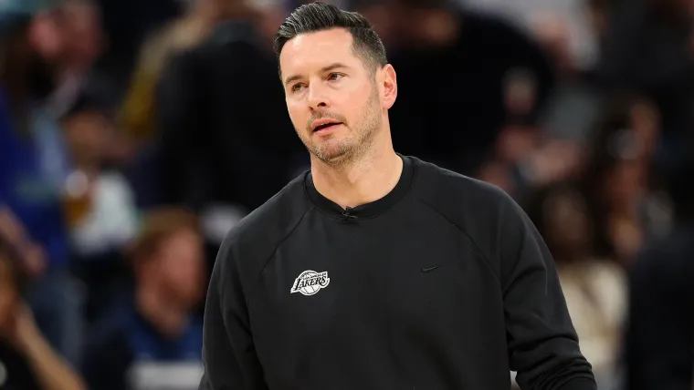 Chris Finch tenta di colpire lallenatore dei Lakers JJ Redick.webp
