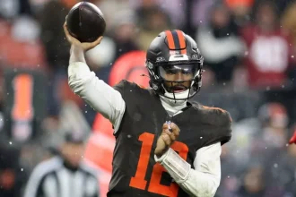 Aaron Rodgers sostiene Shedeur Sanders in vista dello scontro Steelers Browns.webp