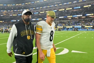 Aaron Rodgers difende Mike Tomlin inveendo contro lesperto di Twitter.webp