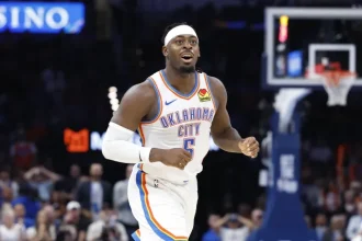 Jaylen Brown rimprovera Lu Dort per averla fatta franca con.webp