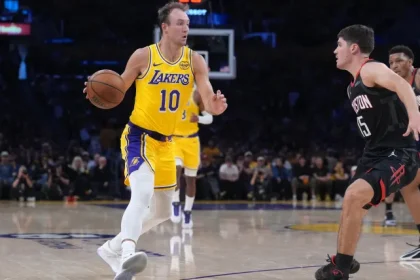 Luke Kennard schiet lichten uit in Game 1 vs Rockets.webp