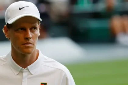 Jannik Sinner aby otrzymac MRI na lokciu przed cwiercfinalami Wimbledonu.webp