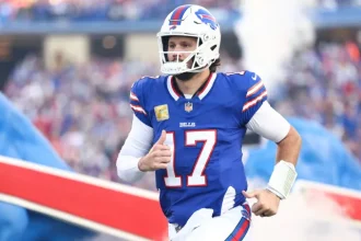Josh Allen i Elijah Moore z Billsa ukarani przed meczem.webp