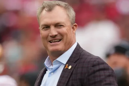 Dyrektor generalny 49ers John Lynch obala teorie dotyczaca uszkodzen podstacji.webp