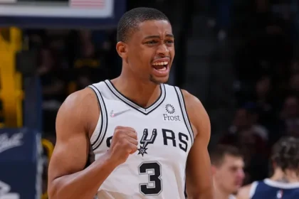 Zespol San Antonio Spurs wspolnie wierzy ze Keldon Johnson jest.webp