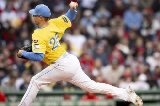 Red Sox opcao RHP para Triple A para abrir espaco para