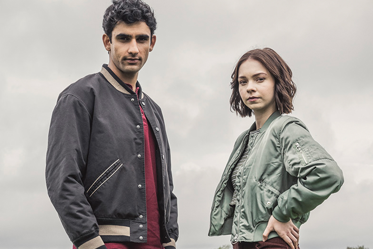 Ravi Singh (Zain Iqbal) e Pip Fitz-Amobi (Emma Myers) em 'Guia de Assassinato de uma Boa Garota'
