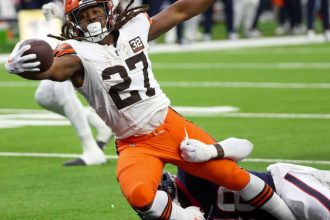 Kareem Hunt e uma escolha obrigatoria na lista de dispensas