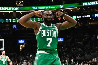 O Celtics envia duas estrelas para foguetes em chocantes Bill.webp