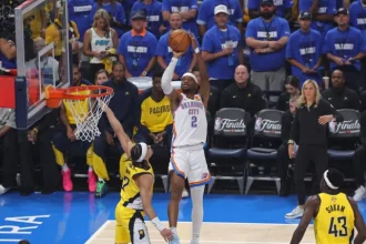 Dentro de 31 pontos de Shai Gilgeous Alexander no jogo Pivotal.webp