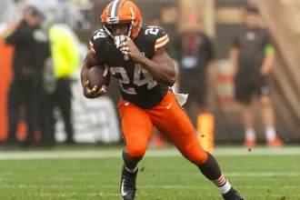 Ex All Pro Running Back Nick Chubb Sinais com Texans Daniel Mader.webp