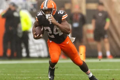 Ex All Pro Running Back Nick Chubb Sinais com Texans Daniel Mader.webp