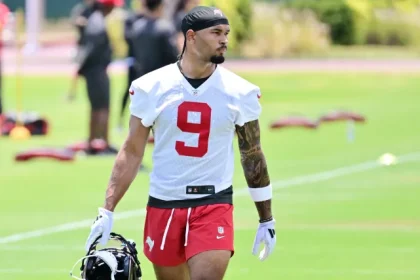 Buccaneers Rookie Wide Receiver com as raizes do estado de.webp