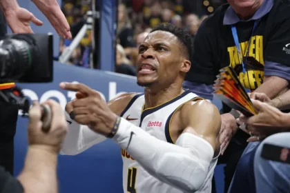 Russell Westbrook esta em Denver Patrick Beverley pesa em Rodney.webp