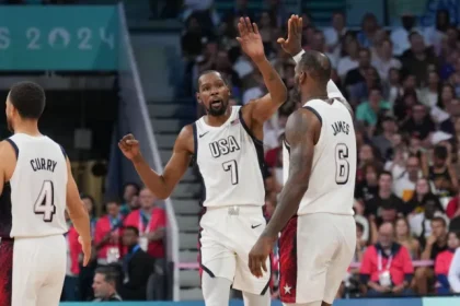 O campeao da NBA duvida que Kevin Durant do Rockets.webp