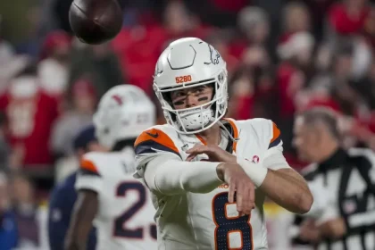 Broncos vao se reunir em torno de Jarrett Stidham e.webp