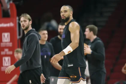 A mao esquerda quebrada de Dillon Brooks pode ter implicacoes.webp