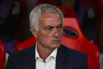 Por que Mourinho nao estara na linha lateral nem cumprira.webp