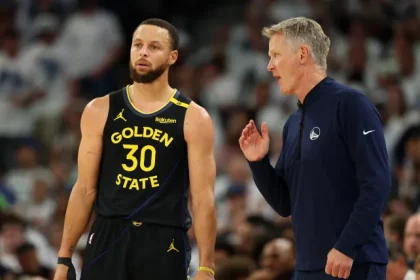 Steve Kerr revela lesao de Stephen Curry do Warriors expectativas.webp