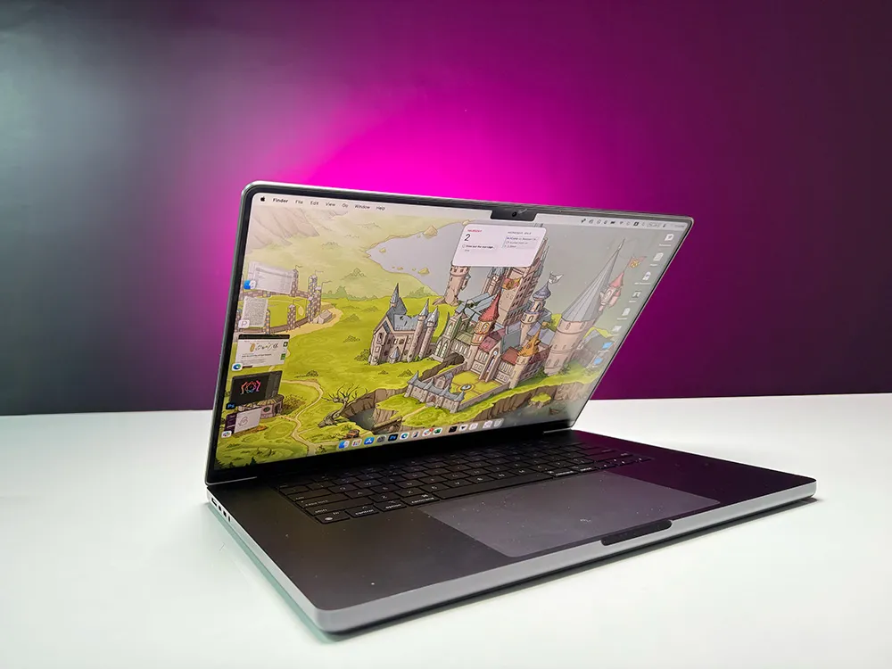 Foto van MacBook Pro M4 Pro met het scherm schuin geopend
