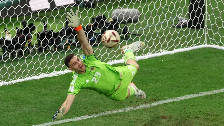 Emiliano Martinez của Argentina thực hiện pha cản phá quả phạt đền ở trận chung kết World Cup Emiliano Martinez của Argentina thực hiện pha cản phá quả phạt đền ở trận chung kết World Cup