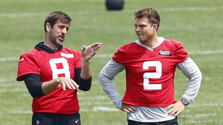 Analyzing Aaron Rodgers vs Zach Wilson A Statistical Showdown