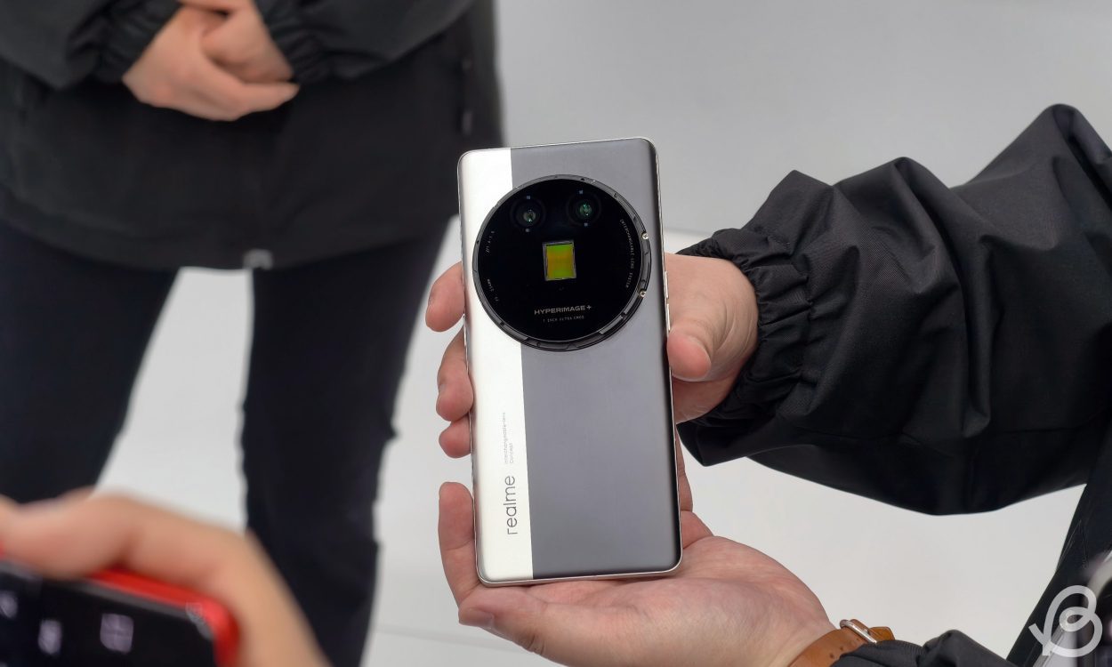 MWC 2025 Realme Revolutionizes Smartphone Photography with Interchangeable Lens System