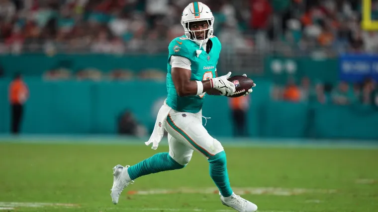 Unclear Horizons Jonnu Smiths Contract Negotiations in Miami Stall.webp