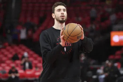 Ex Champion Lauds Houston Rockets All Star with High Acclaim.webp