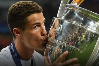 Lewandowski Pursues Messi and Ronaldo Top Scorers in Champions League.webp