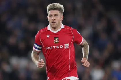 Wrexham Surges Past Ipswich Windass Propels Reds into FA Cup.webp