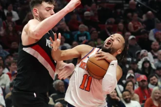 Mike Brown Defends Jalen Brunson Against Foul Baiter Accusations.webp