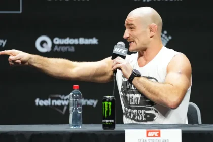 Ex Champion Issues Disturbing Warning to Current Title Defender.webp