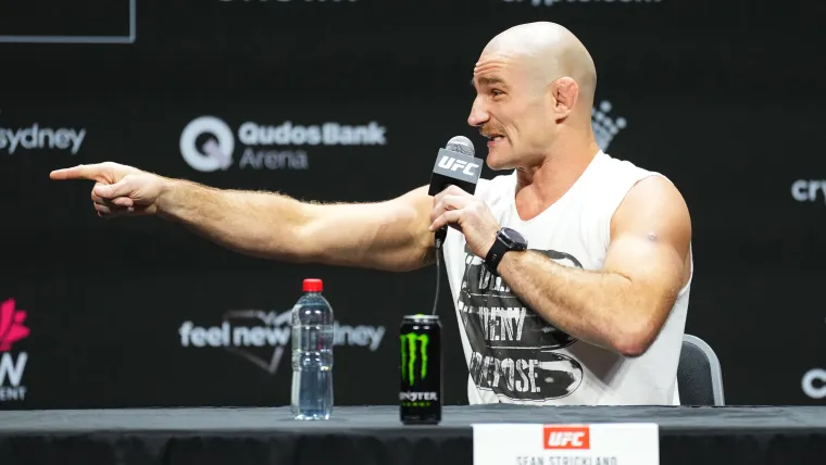 Ex Champion Issues Disturbing Warning to Current Title Defender.webp