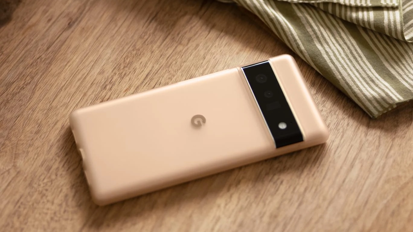 Vỏ Google Pixel 6 Pro nằm trên bàn