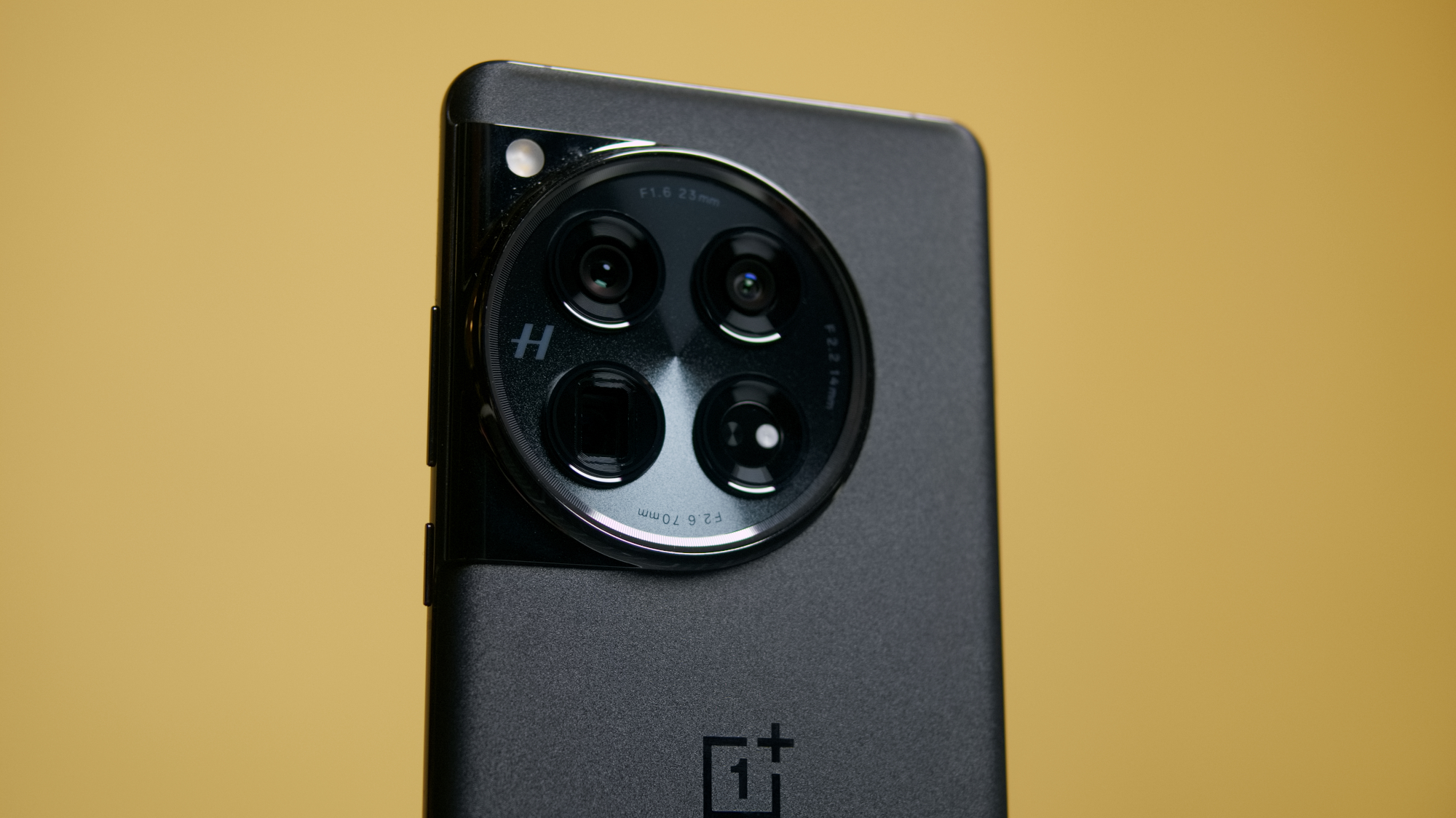 OnePlus 12 cầm trên tay.