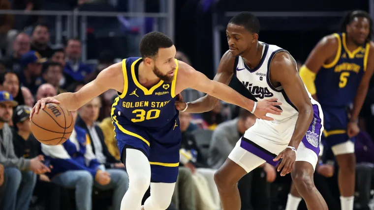 Stephen Curry và De'Aaron Fox Stephen Curry và De'Aaron Fox