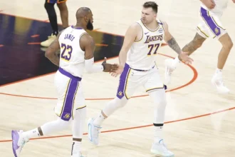 Lakers Nham vao Cuu chien binh bao ve khi thuong.webp