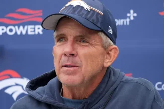 Sean Payton ha guc Russell Wilson voi su thua nhan.webp