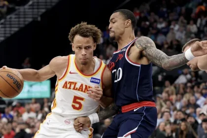 John Collins dang nhan duoc mot vai tro hap dan.webp