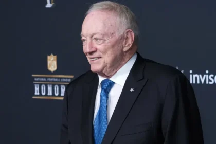 Jerry Jones da xem ke hoach du thao hoan hao