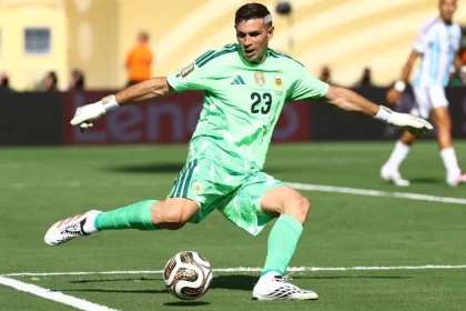 Vi tri thu mon cua Emiliano Martinez so voi Tay